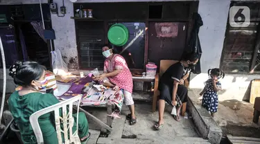 Warga beraktivitas mengenakan masker saat pemberlakuan karantina wilayah di RT 01 RW 04, Kelurahan Semper Barat, Cilincing, Jakarta Utara, Kamis (3/6/2021). Karantina wilayah diberlakukan selama 10 hari ke depan usai sebanyak 22 warga terkonfirmasi positif Covid-19. (merdeka.com/Iqbal S Nugroho)