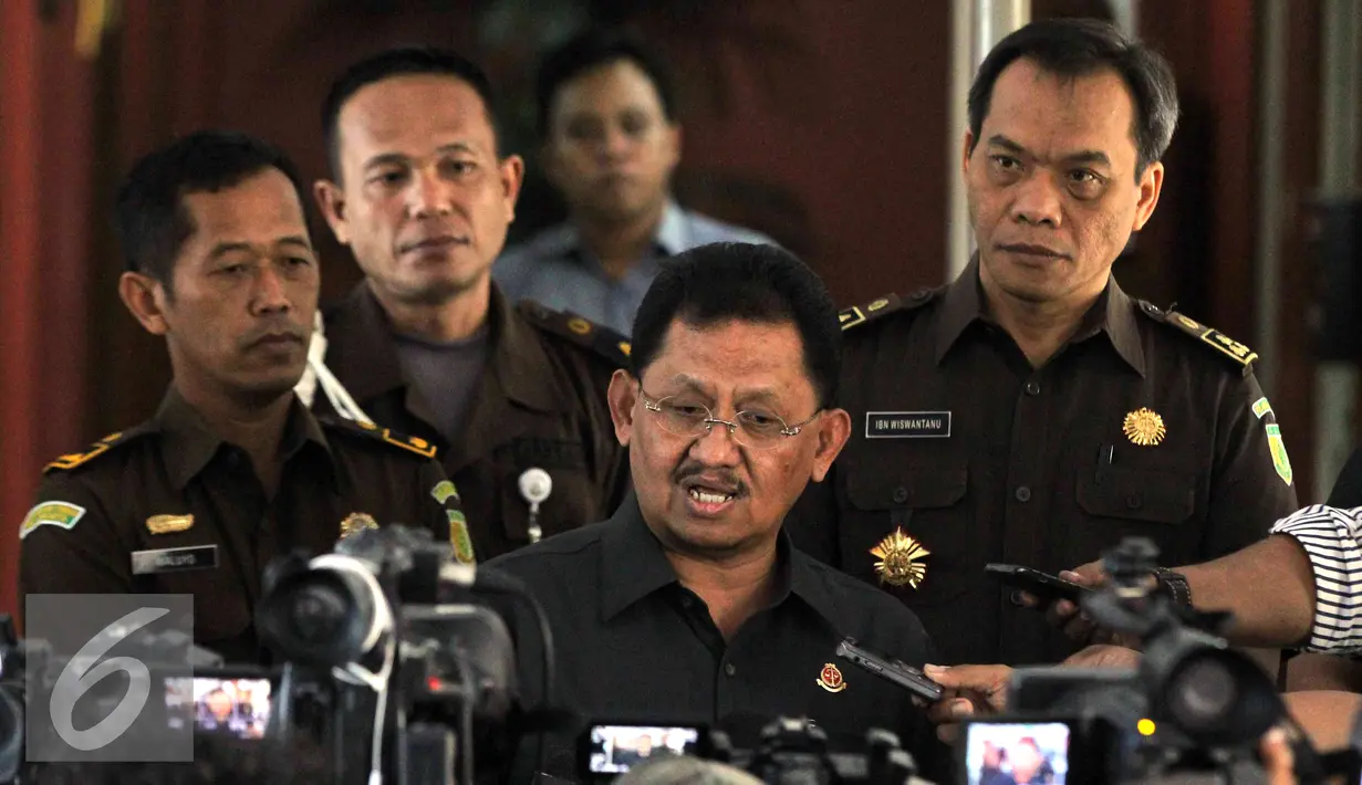 M Adi Toegariman memberikan keterangan pers di Gedung Kejaksaan Tinggi DKI,Rabu (5/8/2015). Kejati DKI Jakarta mengisyaratkan akan mengeluarkan surat perintah penyidikan (Sprindik) baru untuk mantan Dirut PLN, Dahlan Iskan. (Liputan6.com/Helmi Afandi)
