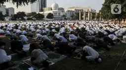 Jemaah melaksanakan salat Idul Adha 1441 H di Masjid Al-Azhar, Jakarta, Jumat (31/7/2020). Pelaksanaan salat Id dilakukan secara berjemaah di masjid atau lapangan dengan menerapkan protokol kesehatan, seperti mengenakan masker dan menjaga jarak. (Liputan6.com/Johan Tallo)