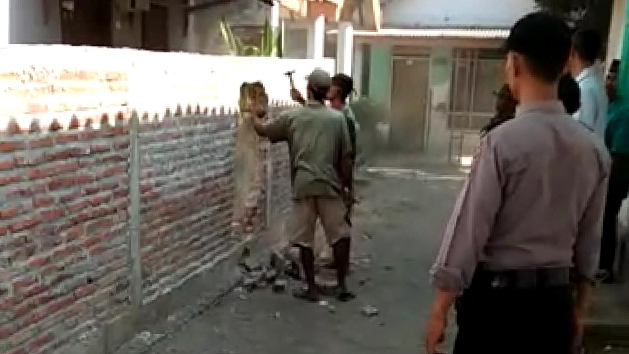 Pagar dibongkar, pasutri bisa pulang ke rumah