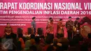 Presiden Jokowi memukul gong sebagai tanda dibukanya Rapat Koordinasi Nasional (Rakornas) ke-7 Tim Pengendalian Inflasi Daerah (TPID) Tahun 2016 di Jakarta, Kamis (4/8). Kegiatan ini diikuti seluruh pejabat pemerintah daerah. (Liputan6.com/Faizal Fanani)