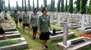 Sebanyak 400 Koprs Wanita Angkatan Darat (Kowad) melaksanakan ziarah di Taman Makam Pahlawan Nasional (TMPN) Kalibata Jakarta, Jumat (19/12/2014). (Dok.Puspen TNI)