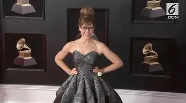 Bintang-bintang, termasuk Lisa Loeb di karpet merah Grammy mengenakan mawar putih.