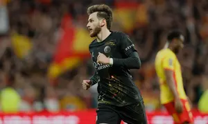 Selebrasi Khvicha Kvaratskhelia dalam laga Lens vs PSG di Liga Prancis, Kamis (14/5/2026). (AP Photo/Jean-Francois Badias)