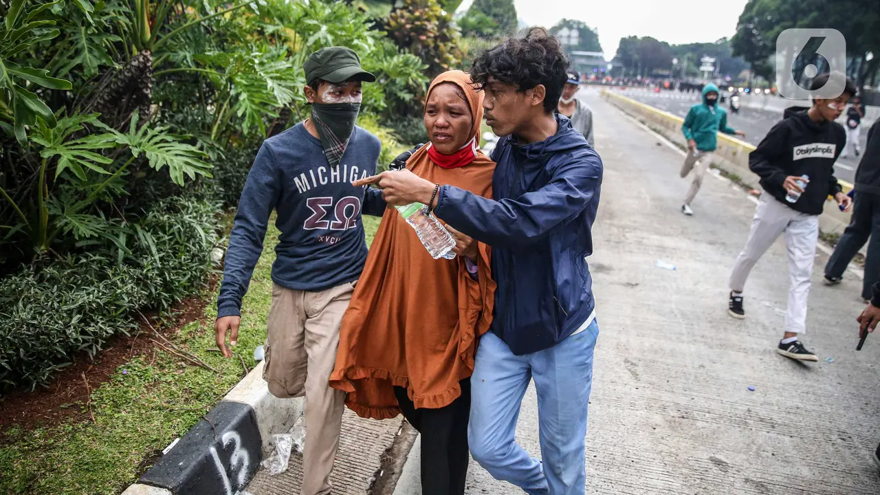 Seorang Perempuan Terjebak di Tengah-Tengah Kericuhan