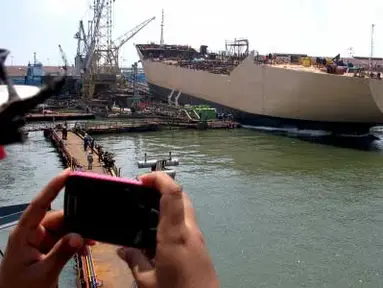 Sebuah kapal tanker pesanan PT Pertamina diluncurkan oleh PT Dok dan Perkapalan Surabaya (DPS), Rabu (25/4). Kapal tanker MT Kasim berbobot 6.500 long ton dead weight (LTDW) yang menghabiskan dana sebesar 14,5 juta dolar AS tersebut, merupakan kapal ketujuh pesanan Pertamina ke DPS. (Antara)