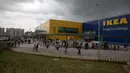 Para pelanggan berjalan di luar IKEA saat membuka toko pertamanya di Hyderabad, Kamis (9/8).  Perusahaan furnitur Swedia itu membuka toko pertamanya di India, lima tahun setelah menerima persetujuan untuk berinvestasi di negara itu. (AP/Mahesh Kumar A.)