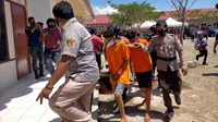 Polisi saat menggiring para tersangka pembunuh jurnalis Demas Laira di Mamuju Tengah (Foto: Liputan6.com/Abdul Rajab Umar)