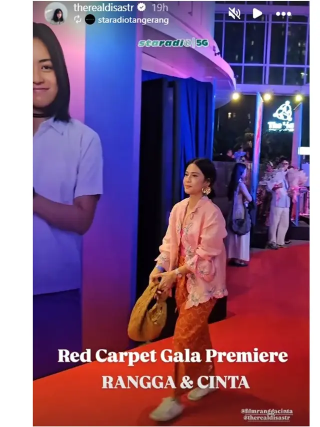 5 Detail Kebaya Dian Sastrowardoyo di Premiere Film 'Rangga & Cinta', Tampil Anggun