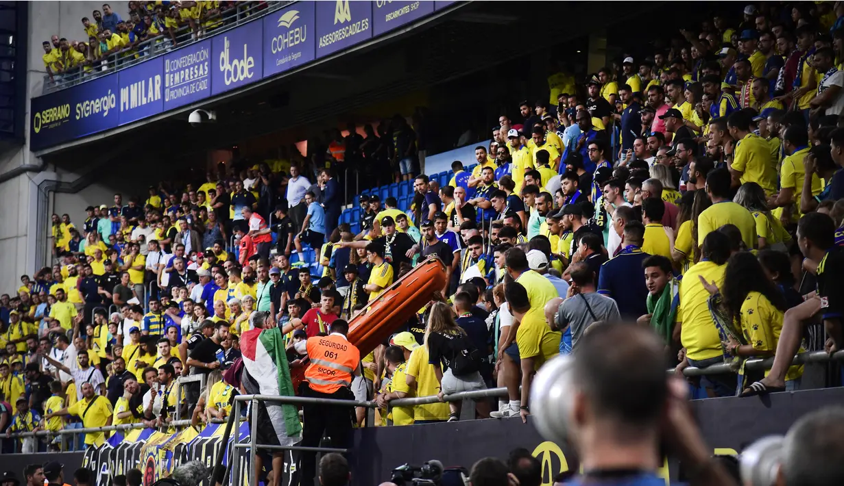 Pertandingan dihentikan usai salah satu suporter yang berada dibelakang gawang Cadiz mengalami kondisi darurat medis yang diduga terkena serangan jantung. (AFP/Cristina Quicler)