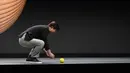 Presiden dan CEO Divisi Elektronik Konsumen Samsung Hyun-Suk Kim memperkenalkan robot Ballie saat pameran teknologi CES 2020 di Las Vegas, Amerika Serikat, Senin (6/1/2020). Ballie adalah robot pendamping kehidupan yang dapat bereaksi dan berinteraksi dengan pemiliknya. (Robyn Beck/AFP)