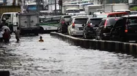 Banjir di Jalan Mangga Dua Raya, Jakarta, disebabkan meluapnya anak Sungai Ciliwung di depan WTC, Kamis (20/11/2014). (Liputan6.com/Faizal Fanani)