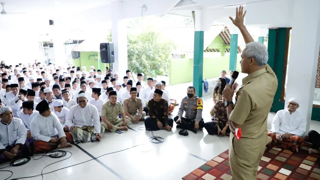 Gubernur Jawa Tengah (Jateng) Ganjar Pranowo menyambangi Pondok Pesantren (Ponpes) Nurul Huda di di Langgongsari, Cilongok, Banyumas, Jateng.
