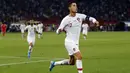 Striker Portugal, Cristiano Ronaldo, merayakan gol yang dicetaknya ke gawang Serbia pada laga Kualifikasi Piala Eropa 2020 di Belgrade, Sabtu (7/9). Serbia kalah 2-4 dari Portugal. (AFP/Pedja Milosavljevic)