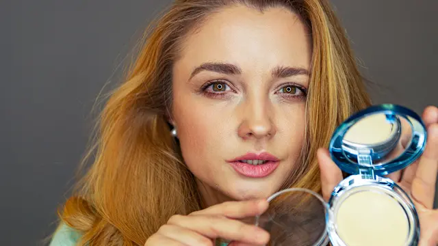 Ciptakan Penampilan Flawless, Begini Cara Memilih Bedak yang Tepat dan Sesuai dengan Warna Kulit