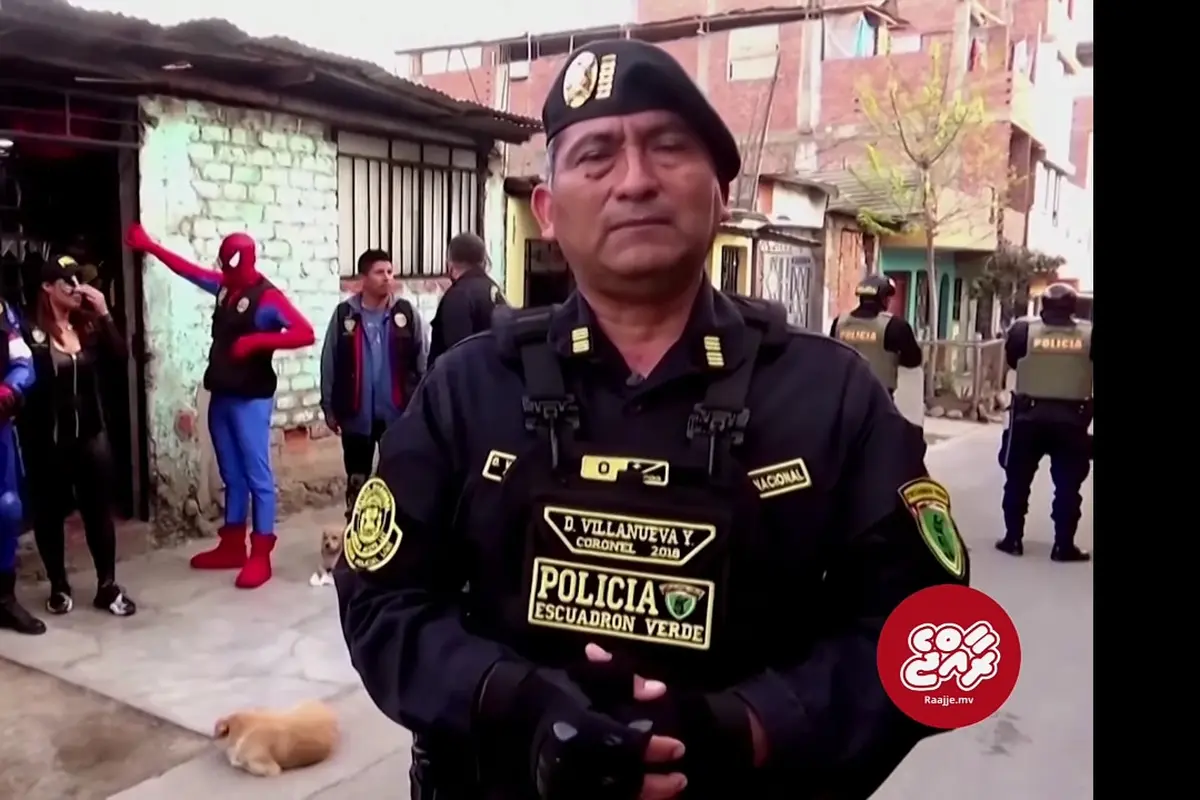 Suasana rumah Mariategui tak lama setelah penggerebekan, polisi berkostum Marvel terlihat menjaga pintu masuk rumah geng kriminal itu.(Dok. Raajje MV via Youtube)