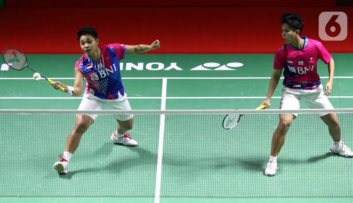 Pebulu tangkis ganda putri Indonesia, Apriyani Rahayu/Siti Fadia Silva Ramadhanti saat bertanding melawan Vivian Hoo/Lim Chiew Sien (Malaysia) pada babak 16 besar Indonesia Masters 2022 di Istora Senayan, Jakarta, Kamis (9/6/2022). Apriyani/Siti Fadia unggul 21-17, 21-19. (Liputan6.com/Helmi Fithriansyah)