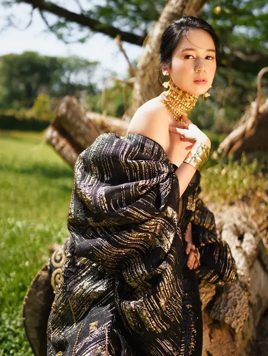 Penampilan luar biasa Laura Basuki dalam makeup bernuansa nude. Ia mengenakan outfit megah dari Sebastian Gunawan dan rambut yang ditata sleek look, aksesori emas yang serasi, dan makeup nude. [Foto: Instagram/laurabas]