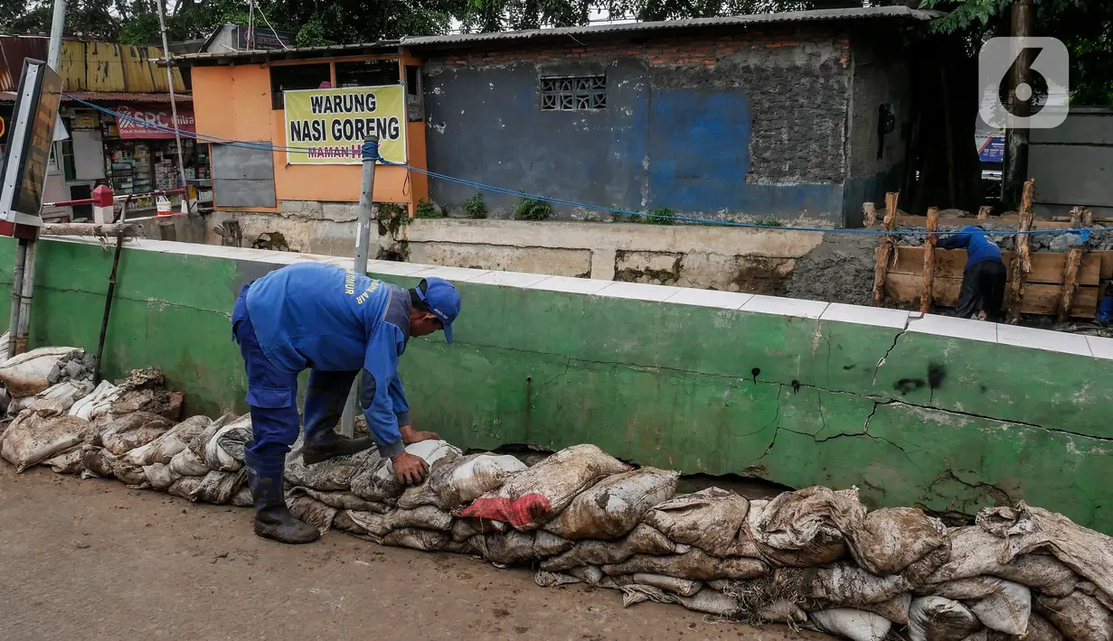 Sejumlah pekerja mengerjakan perbaikan turap Kali Baru, Jakarta, Selasa (16/11/2021). Perbaikan turap sebagai antisipasi meluapnya aliran air yang menyebabkan banjir di kawasan tersebut. (Liputan6.com/Johan Tallo)
