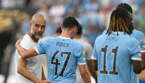 Manajer Manchester City asal Spanyol Pep Guardiola bereaksi dengan gelandang Inggris Phil Foden pada akhir pertandingan sepak bola Grup D Piala Dunia Antarklub 2025 antara Juventus Italia dan Manchester City Inggris di stadion Camping World di Orlando pada 26 Juni 2025. (PATRICIA DE MELO MOREIRA / AFP)