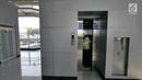 Petugas berada di lift Stasiun Cakung, Jakarta, Selasa (9/10). Modernisasi Stasiun Cakung guna mendukung modernisasi Double-Double Track (DDT) Manggarai-Cikarang demi meningkatkan kapasitas dan pelayanan penumpang. (Liputan6.com/Herman Zakharia)