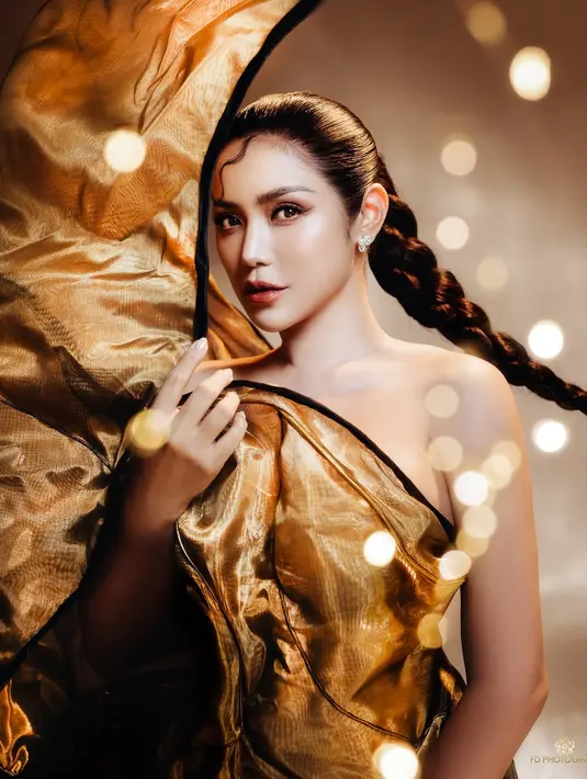 Selaras dengan dressnya, wajah Jedar dipulas dengan warm soft glam look dan winged liner tipis [@inijedar]