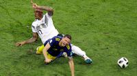 Pemain Jerman Jerome Boateng melakukan pelanggaran terhadap pemain Swedia Marcus Berg saat pertandingan Piala Dunia 2018 di Stadion Fisht, Rusia (23/6). Karena pelanggaran ini Boateng mendapat kartu kuning kedua. (AP/Sergei Grits)