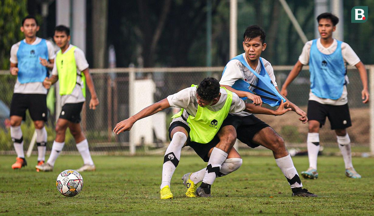 Pemain Timnas Indonesia U-22 berebut bola saat melakukan pemusatan latihan untuk SEA Games 2023 di Lapangan B Kompleks Stadion Gelora Bung Karno (SUGBK), Senayan, Jakarta, Sabtu (11/03/2023). Sebanyak 17 nama pemain baru bergabung untuk menjalani pemusatan latihan gelombang kedua ini yang berlangsung dari 9-16 Maret 2023. (Bola.com/Bagaskara Lazuardi)