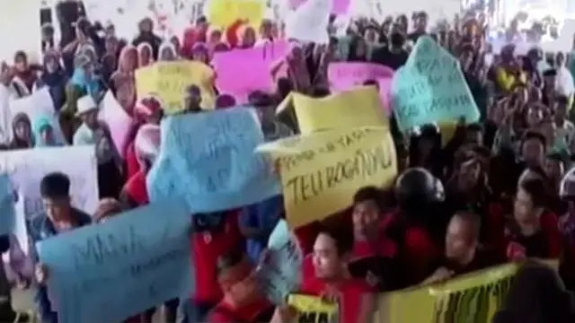 Ratusan warga Tasikmalaya berunjuk rasa memperebutkan sumber mata air hingga tarif Tol Suramadu ternyata belum diturunkan.

