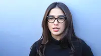 Naik MRT, Ussy Sulistiawaty Berpenampilan Nyentrik