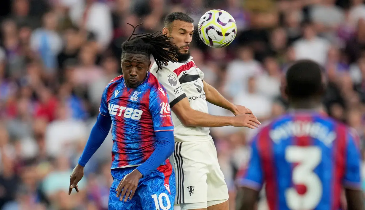 The Red Devils mendominasi penguasaan bola dan menggempur pertahanan The Eagles. (AP Photo/Kin Cheung)
