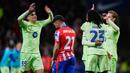 Pemain Barcelona merayakan kemenangan atas Atletico Madrid dalam laga leg kedua semifinal Copa del Rey 2024/2025 di Metropolitano, Kamis (03/04/2025) dini hari WIB. (AP Photo/Manu Fernandez)