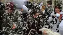 Euforia perang bantal ternyata bukan hanya terjadi di London. Acara serupa juga diselenggarakan di lebih dari 100 kota di seluruh dunia (AFP PHOTO / BEN STANSALL).