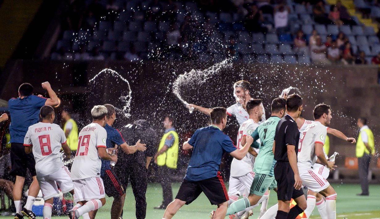 Para pemain Spanyol merayakan gelar juara Piala Eropa U-19 usai mengalahkan Portugal di Yerevan, Armenia, Sabtu (27/7). Spanyol menang 2-0 atas Portugal. (AFP/Karen Minasyan)