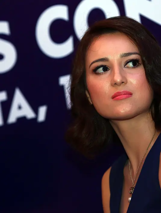 Julie mengaku sejak kecil dirinya memang manja dan paling dekat dengan sang mama. Mengucapkan kata 'I Love You' kepada orang tua pun bukan hal tabu dalam kehidupan Julie. (Deki Prayoga/Bintang.com)