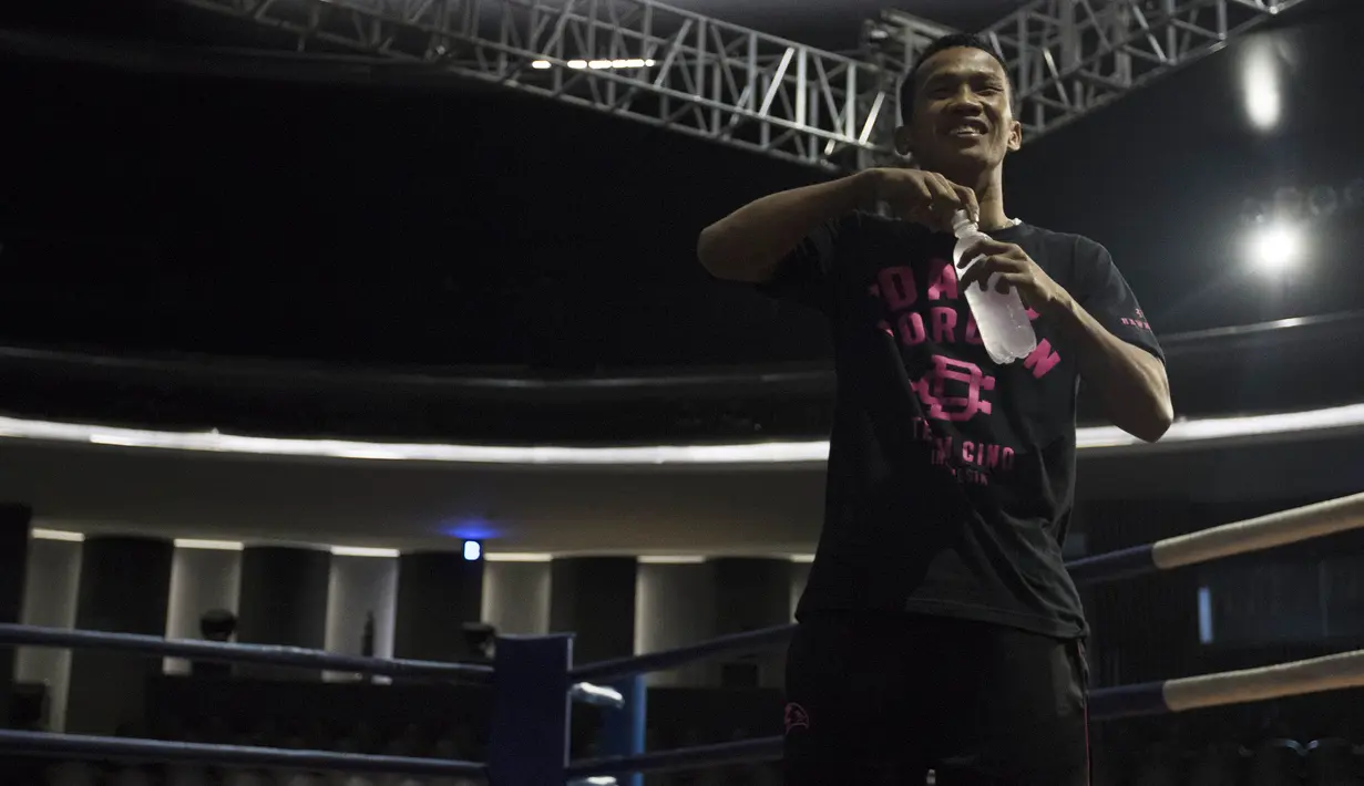 Usai timbang badan, Daud Yordan juga menyempatkan diri mengecek kondisi ring sebelum bertanding. (Bola.com/Vitalis Yogi Trisna)