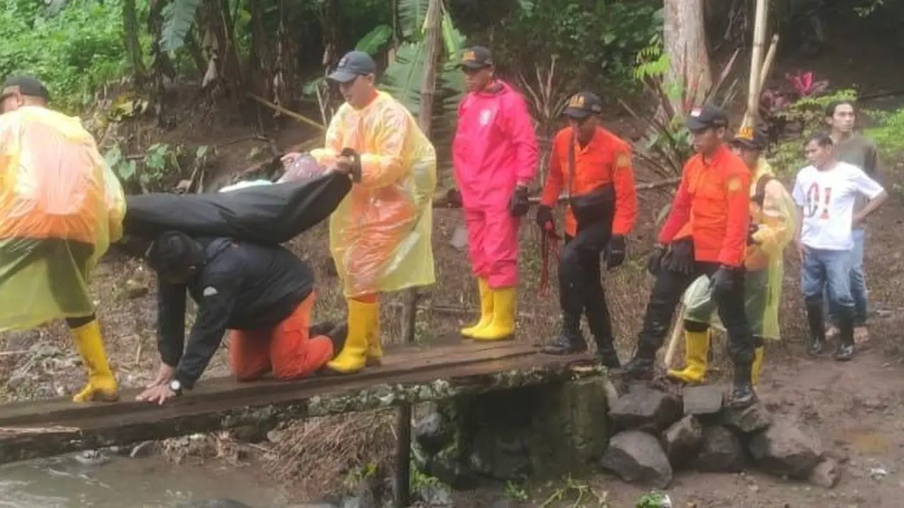 Seorang lansia di Minahasa dievakuasi Tim Gabungan dari tepi Sungai.