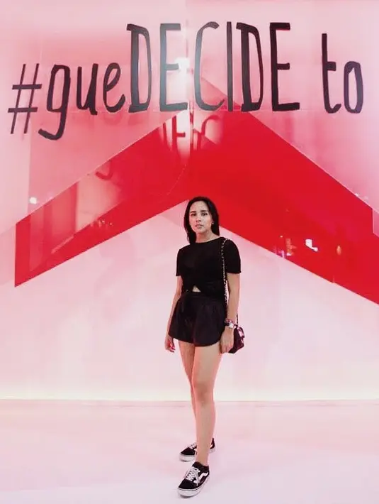 Angel Pieters tampak cuek dengan kritikan yang ditujukan padanya. Ia tetap menjadi dirinya. (Foto: instagram.com/angelpieters)