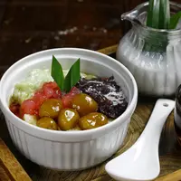 ilustrasi bubur sumsum lengkap/copyright by ChallyaCapture (Shutterstock)