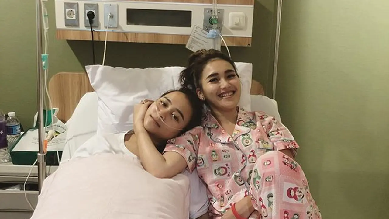 6 Momen Ayu Ting Ting Jaga Adiknya yang Terbaring di Rumah Sakit