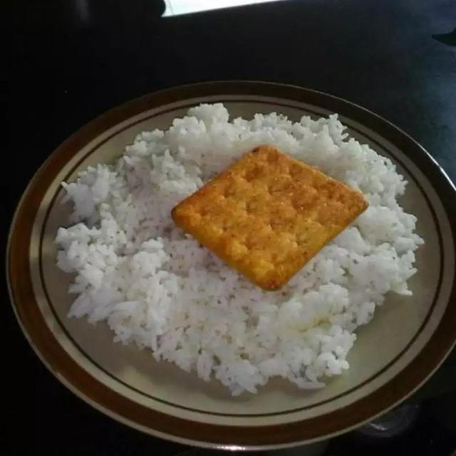 6 Potret Nasi dengan Lauk Camilan Ini Nyeleneh, Rasanya Bikin Penasaran