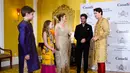 PM Kanada Justin Trudeau bersama dengan istrinya Sophie Gregoire Trudeau dan kedua anaknya Xavier serta Ella Grace bercengkerama dengan bintang film Bollywood Shah Rukh Khan di Mumbai, India, Selasa (20/2). (Sean Kilpatrick/Canadian Press via AP)