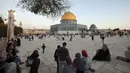 Para Muslim berkumpul untuk salat Idul Adha di sebelah Kubah Masjid Batu di kompleks Masjid Al Aqsa di kota tua Yerusalem, 31 Juli 2020. Ini adalah Pesta Kurban pertama sejak pandemi corona COVID-19 secara global. (AP Photo/Mahmoud Illean)
