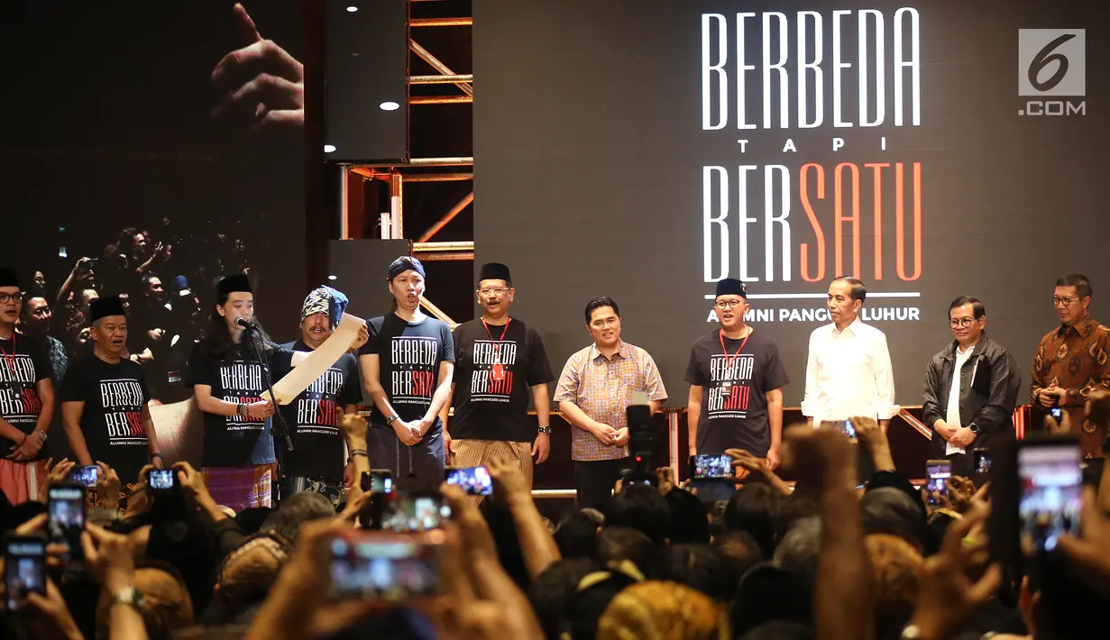 Para alumni Pangudi Luhur (PL) membacakan deklarasi dukungan untuk Jokowi-Ma'ruf Amin di SCBD, Jakarta, Rabu (6/2). Deklarasi dukungan karena Jokowi mengedepankan kepentingan bangsa, negara, dan rakyat. (Liputan6.com/HO/Jo)