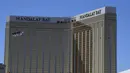 Kondisi jendela di lantai 32 Mandalay Bay Hotel and Casino yang pecah usai penembakan brutal di Las Vegas, Senin (2/10). Diketahui, Mandalay Bay dibuka pada tahun 1999 dan sejak saat itu terkenal sebagai hotel mewah di Las Vegas. (Mark RALSTON/AFP Photo)