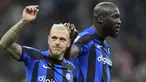 Pemain Inter Milan Federico Dimarco (kiri) dan Romelu Lukaku merayakan setelah pertandingan sepak bola leg kedua semifinal Coppa Italia antara Inter Milan dan Juventus di Stadion San Siro, Milan, Italia, Rabu (26/4/2023). (AP Photo/Luca Bruno)