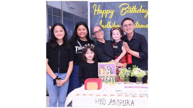 Bersama dengan anak-anaknya, Ussy menyiapkan pesta ulang tahun untuk Andhika.