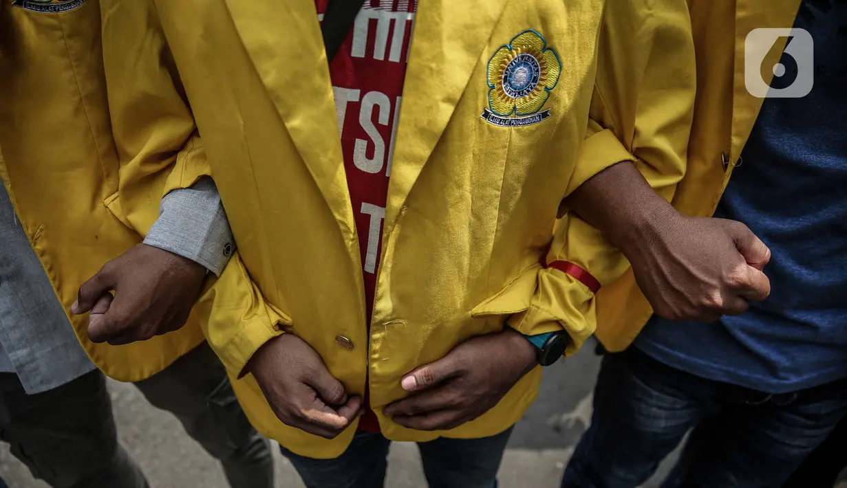 Massa Badan Eksekutif Mahasiswa Seluruh Indonesia (BEM SI) saat berunjuk rasa di area Patung Kuda Arjuna Wijaya, Jalan Medan Merdeka Barat, Jakarta (20/10/2020). Massa meminta Presiden Joko Widodo atau Jokowi  segera mencabut UU Cipta Kerja melalui Perppu. (Liputan6.com/Faizal Fanani)