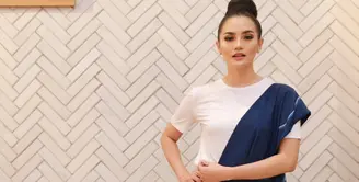 Penampilan Ririn Ekawati, setiap harinya semakin memesona. Ririn semakin pandai memadu padankan busana dan membuat gayanya menjadi makin modis dan memikat. (Adrian Putra/Bintang.com)