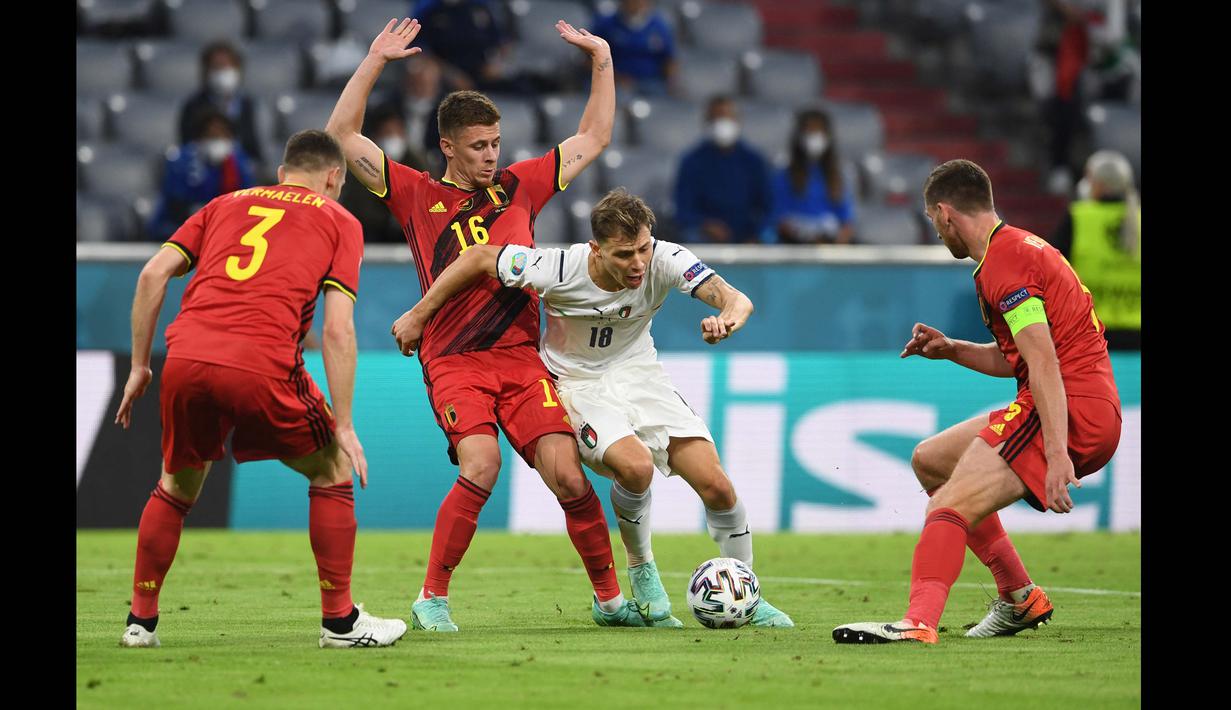 Nicolo Barella punya peran agresif, lihat saja golnya ke gawang Timnas Belgia pada perempat final. Pemain bertubuh mungil ini tiba-tiba ada di kotak penalti dan mencetak gol. Melawan Inggris, Barella punya kans besar mencetak gol. (Foto: AFP/Pool/Christof Stache)